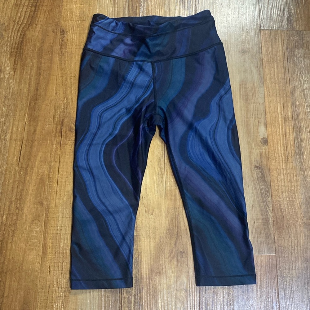 Athleta Accelerate geode Black/Blue/purple Capri leggings Size small